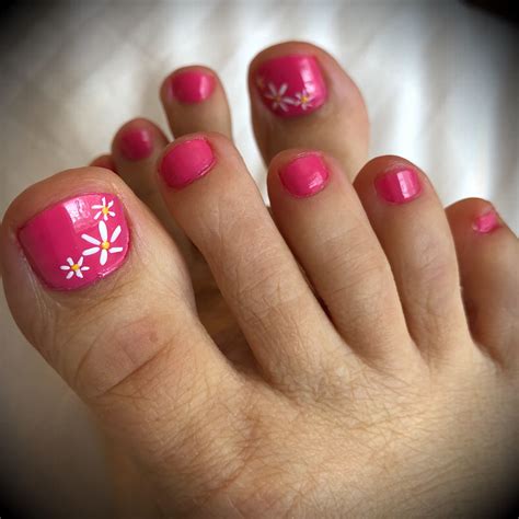 flower design on toes|toenail paint ideas.